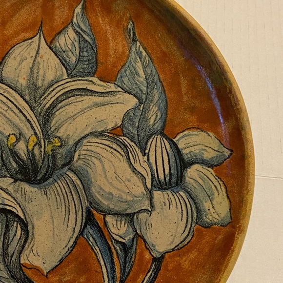 Vintage CAPELO Mexico Majolica Wall Plate Hand painted Lilly flowers 9” - Picture 3 of 5